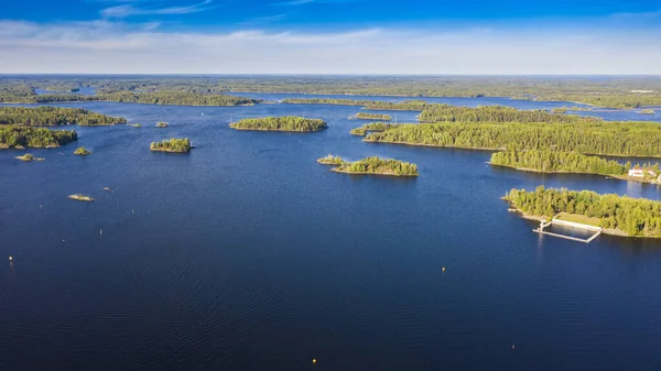 Αεροφωτογραφία του μπλε λίμνες και πράσινα δάση σε ένα ηλιόλουστο καλοκαίρι da — Φωτογραφία Αρχείου