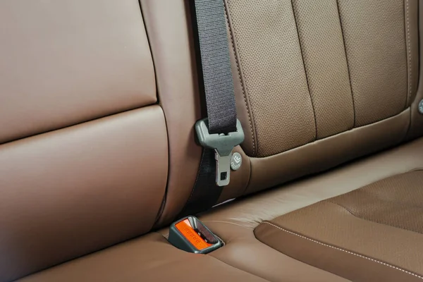 Zblízka pohled na zámek bezpečnostního pásu na červeném koženém sedadle — Stock fotografie
