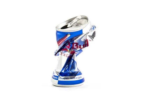 Kaleng aluminium kusut RedBull minum di atas latar belakang putih — Stok Foto