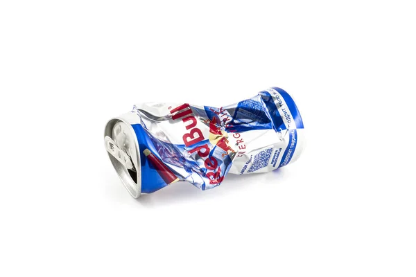 Lattina di alluminio stropicciato di bevanda RedBull su sfondo bianco — Foto Stock