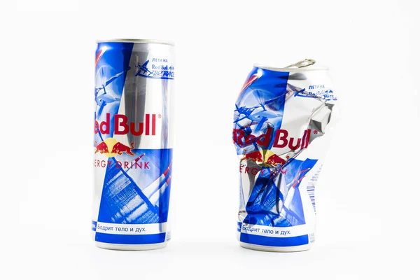 Nya och skrumpna aluminiumburkar av Redbull — Stockfoto