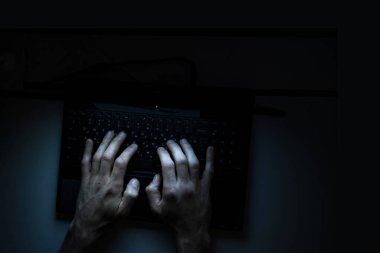 Dizüstü bilgisayarındaki bir programcının elleri
