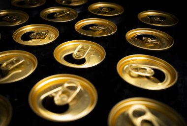 Açılmış alüminyum kutuların soyut deseni, üst görünüm. Aşırı alkol, tüketim