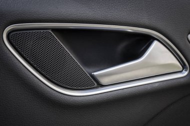 Güç koltuğu kontrol düğmeleri olan kapı kolu 