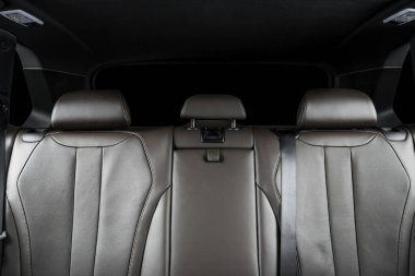 Modern lüks arabadaki arka yolcu koltukları