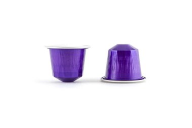 Beyaz arka planda izole kahve kapsülleri 