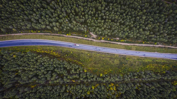 Вид з повітря на машину в дорозі. Осінній пейзаж сільської місцевості . — стокове фото