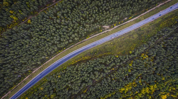 Вид з повітря на машину в дорозі. Осінній пейзаж сільської місцевості . — стокове фото