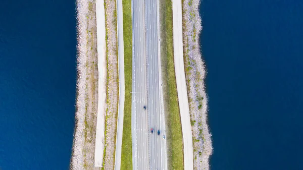 Vista aérea de uma estrada de alta estrada na ponte — Fotografia de Stock