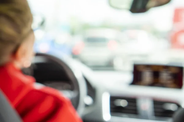 Mulher dirigindo um carro, imagem de fundo borrada — Fotografia de Stock