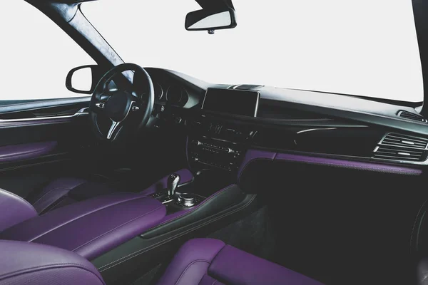 Фіолетовий шкіряний розкішний автомобіль всередині інтер'єру — стокове фото
