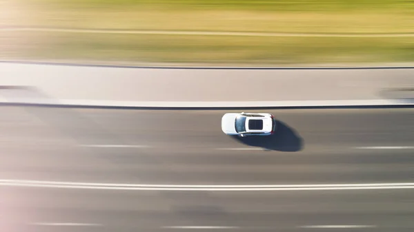 Вид сверху на белый автомобиль, движущийся быстро — стоковое фото