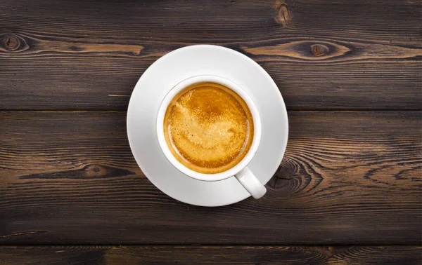 Вид сверху на свежесваренную кружку кофе эспрессо — стоковое фото