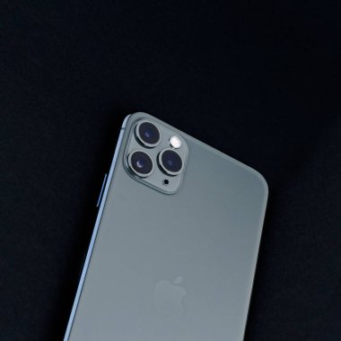 Iphone 11 Max Pro koyu arkaplan üzerine 