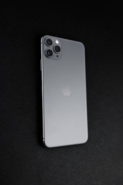 Iphone 11 Max Pro koyu arkaplan üzerine 