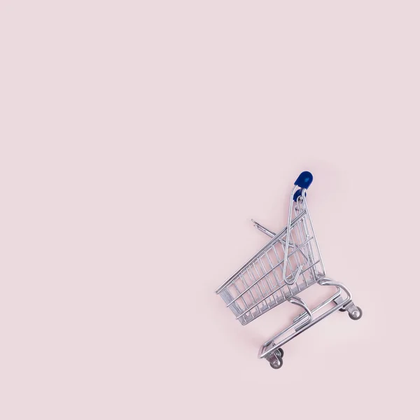 Carro de compras vacío sobre fondo rosa —  Fotos de Stock