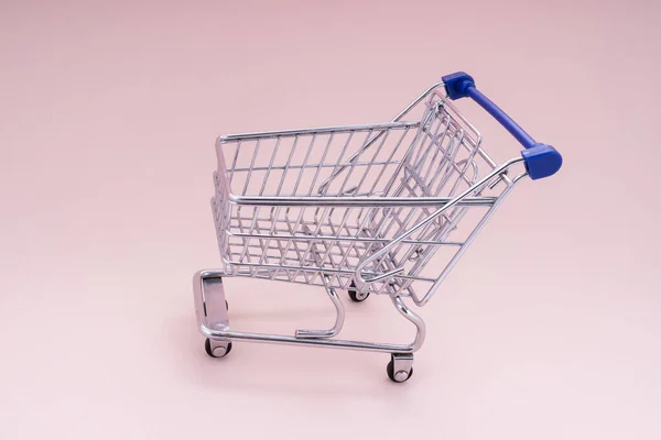 Carrello della spesa vuoto su sfondo rosa — Foto Stock