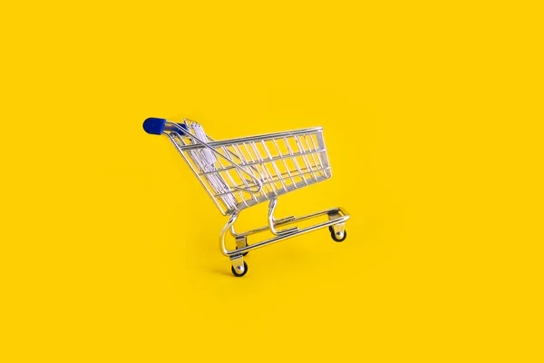 Порожній кошик для покупок на жовтому тлі — стокове фото