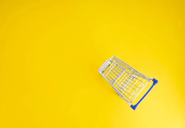 Pusty koszyk na żółtym tle — Zdjęcie stockowe