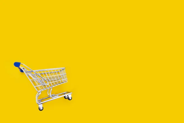 Порожній кошик для покупок на жовтому тлі — стокове фото