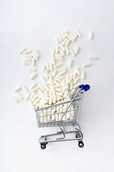 Shopping vagn vagn medicin piller på ljus bakgrund. — Stockfoto