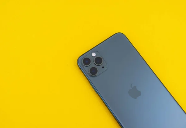 Iphone 11 Max Pro sobre fundo amarelo — Fotografia de Stock