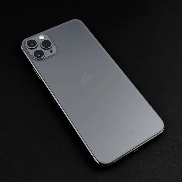 Iphone 11 Max Pro přes tmavé pozadí — Stock fotografie