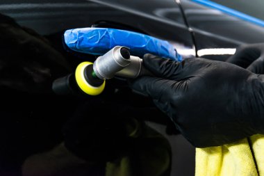 Araba Lehçe balmumu işçisi uygulanan koruyucu bant parlatma önce eller. Polisaj ve parlatma araba. Araba ayrıntılı. Adam elinde bir Parlatıcı tutar ve araba parlatır. Parlatma için Araçlar