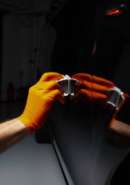 Araba Lehçe balmumu işçisi parlatma araba eller. Polisaj ve parlatma seramik ile araç. Araba ayrıntılı. Adam elinde bir Parlatıcı tutar ve nano seramik arabayla parlatır. Parlatma için Araçlar