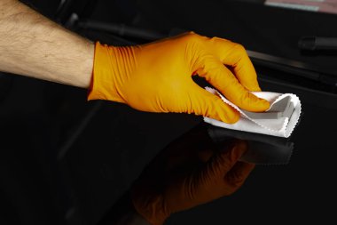 Araba Lehçe balmumu işçisi parlatma araba eller. Polisaj ve parlatma seramik ile araç. Araba ayrıntılı. Adam elinde bir Parlatıcı tutar ve nano seramik arabayla parlatır. Parlatma için Araçlar