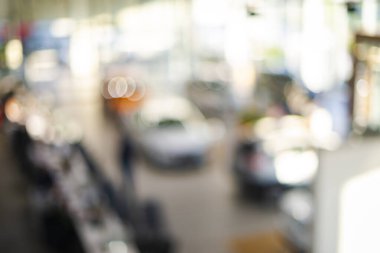 Bulanık soyut satış mağazası, dağıtılmış arabalar, müşteriler ve hafif yıldırımlı personel