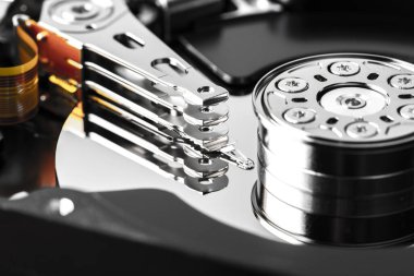 Bilgisayardan parçalanmış sabit disk. Ayna efektli. Bilgisayar kaputundan ayna efektleriyle birlikte sabit disk açıldı. Bilgisayarın bir parçası, dizüstü bilgisayar, makro kapatma