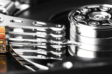 Bilgisayardan parçalanmış sabit disk. Ayna efektli. Bilgisayar kaputundan ayna efektleriyle birlikte sabit disk açıldı. Bilgisayarın bir parçası, dizüstü bilgisayar, makro kapatma