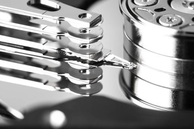 Bilgisayardan parçalanmış sabit disk. Ayna efektli. Bilgisayar kaputundan ayna efektleriyle birlikte sabit disk açıldı. Bilgisayarın bir parçası, dizüstü bilgisayar, makro kapatma