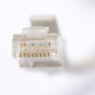 Rj 45 ağ kablosu, beyaz arkaplan üzerine makro görünümü kapat