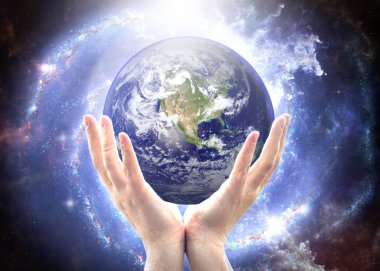 Ellerinde küre tutan bir kadın