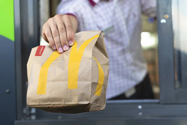 Sankt Petersburg Rusya Temmuz 2019 Mcdonalds Çalışanı Elinde Coca Cola — Stok fotoğraf