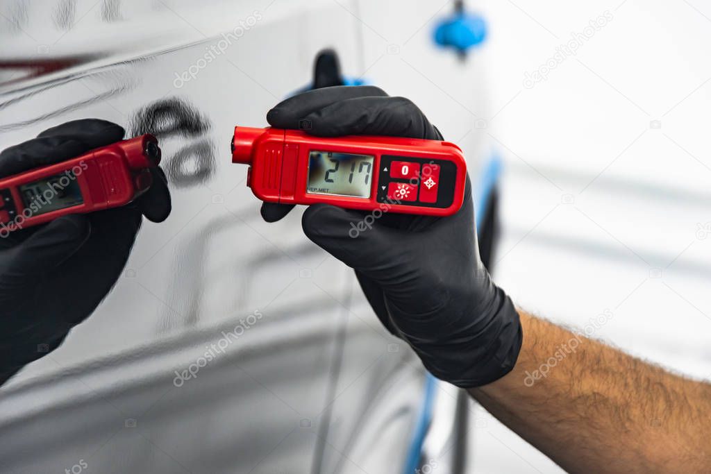 Measuring thickness of the car paint coating with paint thickness gauge