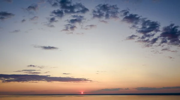 Pozadí zapadajícího nebe. Dramatický zlatý západ slunce s večerní oblohou clo — Stock fotografie
