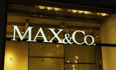 Verona, İtalya - 10 Aralık 2018: Max & Co. store. Max & Co, Max Mara 'ya ait bir İtalyan moda markasıdır. Piyasada hazır giyim satan bir moda işidir.