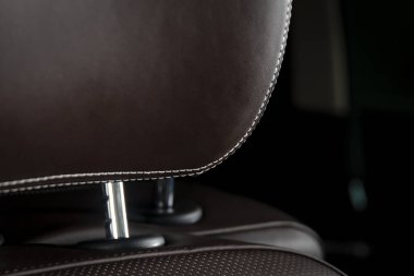 Modern spor araba kırmızı kum delikli deri iç. Deri araba kafalık koltuk ayrıntıları parçası.