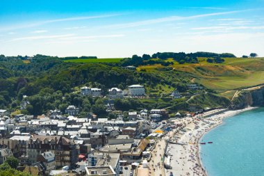Etretat komünü manzarası, şehrin kayalıklardan manzarası. Etretat, Normandiya, Fransa. Güneşli yaz gününde Pays de Caux bölgesinin resimli sahili ve plajı, turistler ve tatilciler