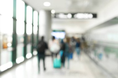 Bulanık arka plan, terminalde bagajı olan gezginler Bokeh Light ile havaalanına giriş, ulaşım konsepti