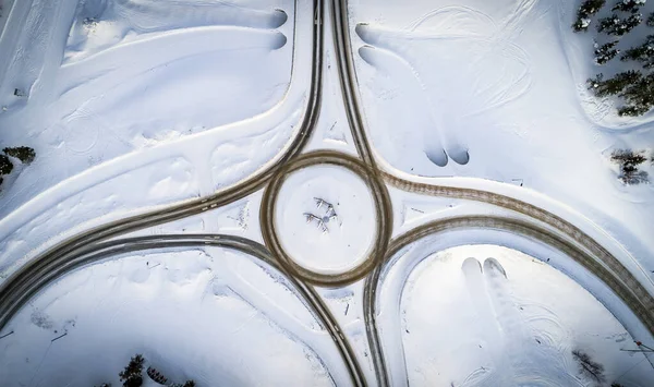 冬季乡村道路交汇处的空中俯瞰图 雪林路 旅游及交通概念 — 图库照片