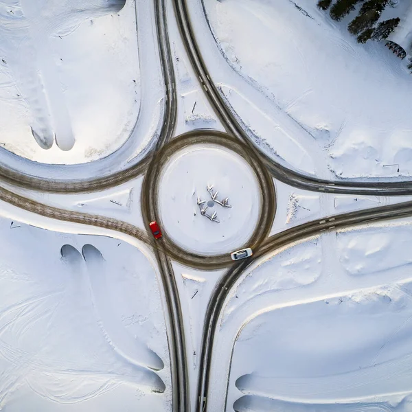冬季乡村道路交汇处的空中俯瞰图 雪林路 旅游及交通概念 — 图库照片
