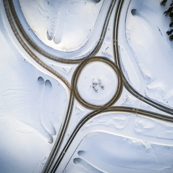 冬季乡村道路交汇处的空中俯瞰图 雪林路 旅游及交通概念 — 图库照片