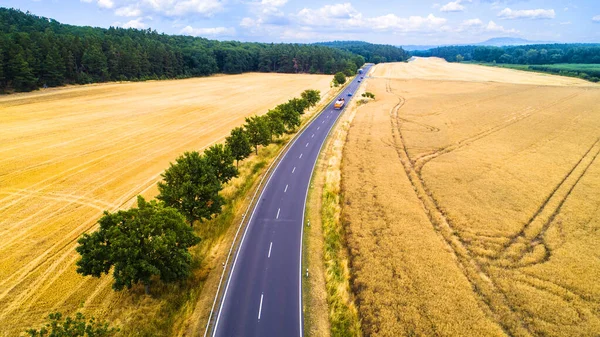 Vista Aérea Uma Estrada Rural Com Carros Movimento Caminhões Entre — Fotografia de Stock