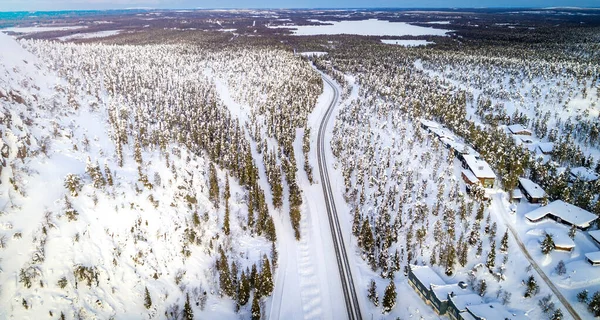 冬季雪地森林 空中俯瞰雪地的道路 — 图库照片