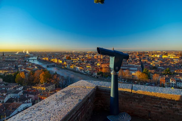 Uma Foto Perto Monocular Público Topo Uma Montanha Com Vistas — Fotografia de Stock