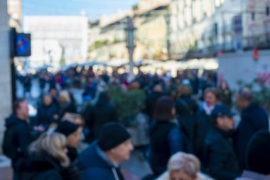 İnsanlar sokakta acele. Farklı insanlar, bulanık kalabalık şehirde yürüyüş. Şehir hayatının ufuk arka plan. Işıklar ile akşam.